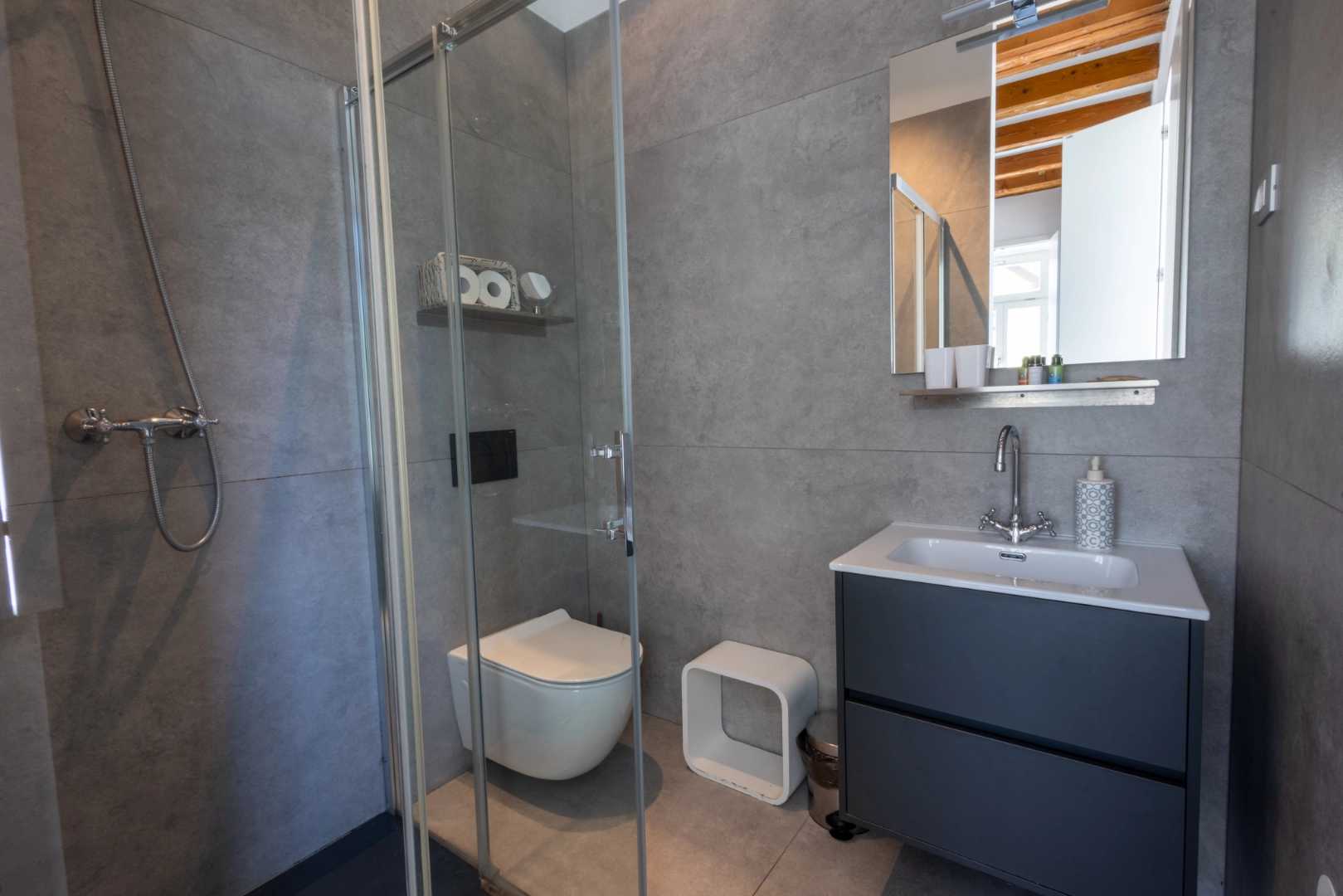 Vila Alice Bled — room green bathroom